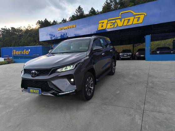 TOYOTA HILUX SW4 2.8 D-4D TURBO DIESEL DIAMOND 7L 4X4 AUTOMÁTICO